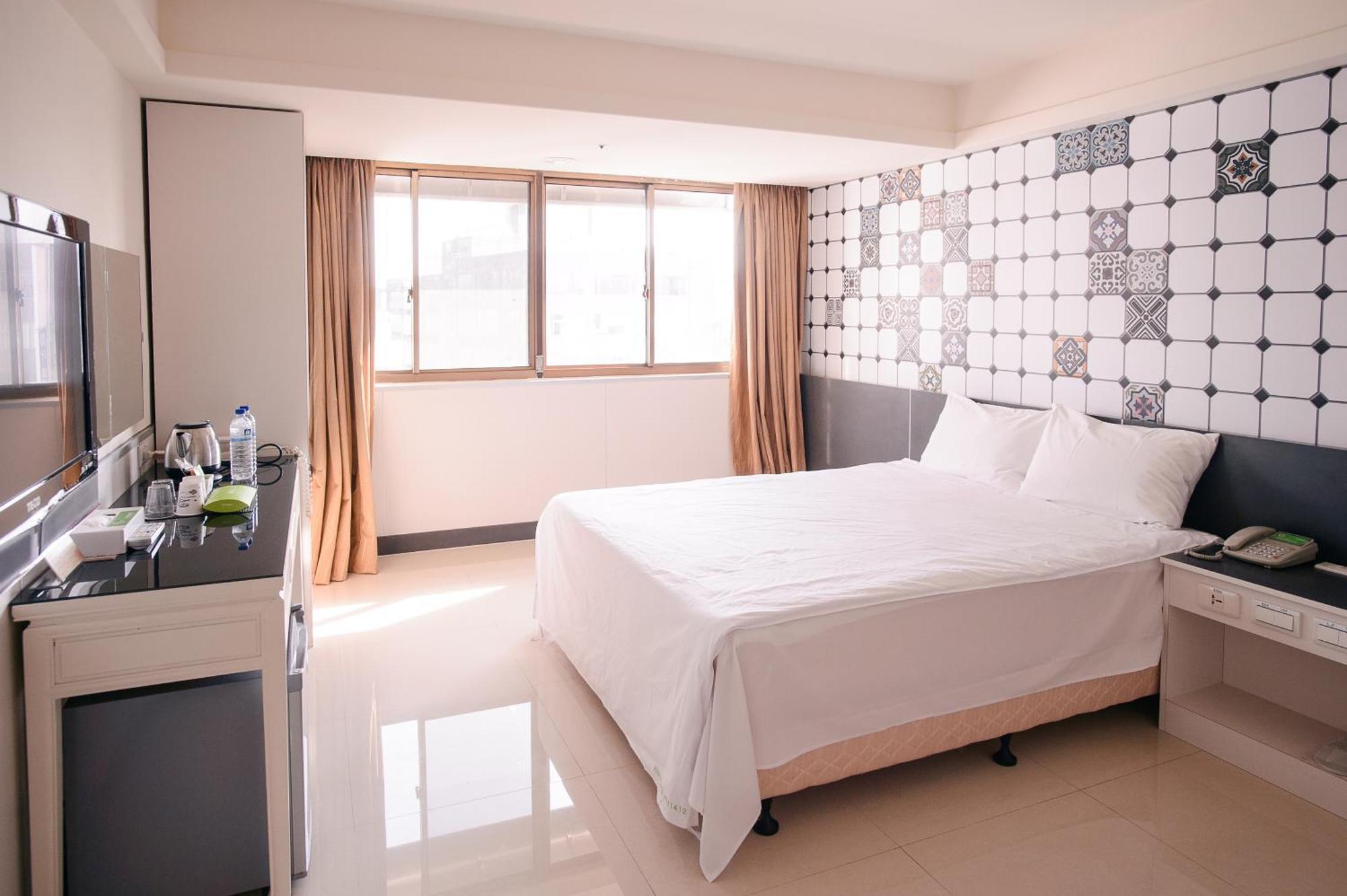 Kiwi-Taichung Station Branch 1 Hotel Buitenkant foto